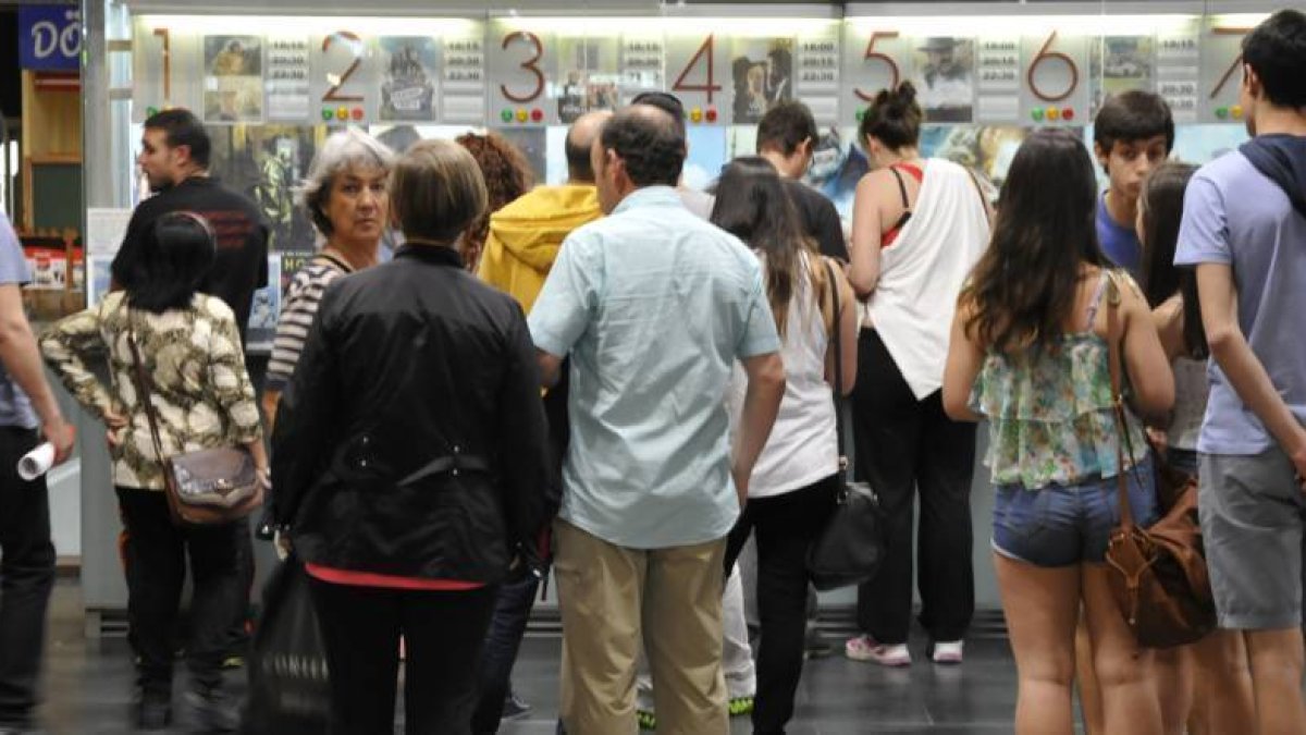 Asistentes a la Fiesta del Cine ayer en los cines Lara de Camaretas.-VALENTÍN GUISANDE