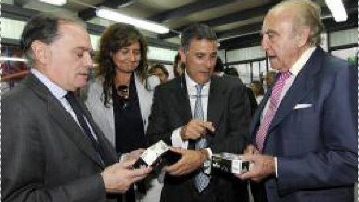 Villanueva, Hernández y Revilla atienden las explicaciones del responsable de Replay Golf. / VALENTÍN GUISANDE-