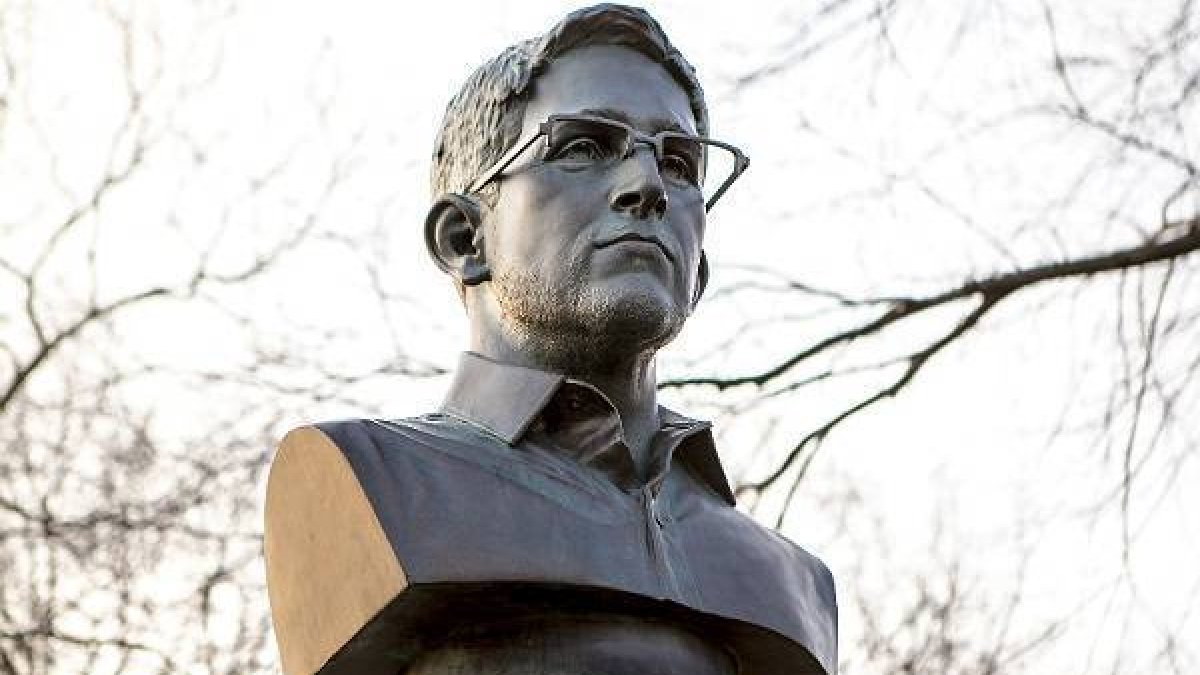Un grupo de artistas ha colocado la estatua en un monumento a los caídos.-Foto: REUTERS