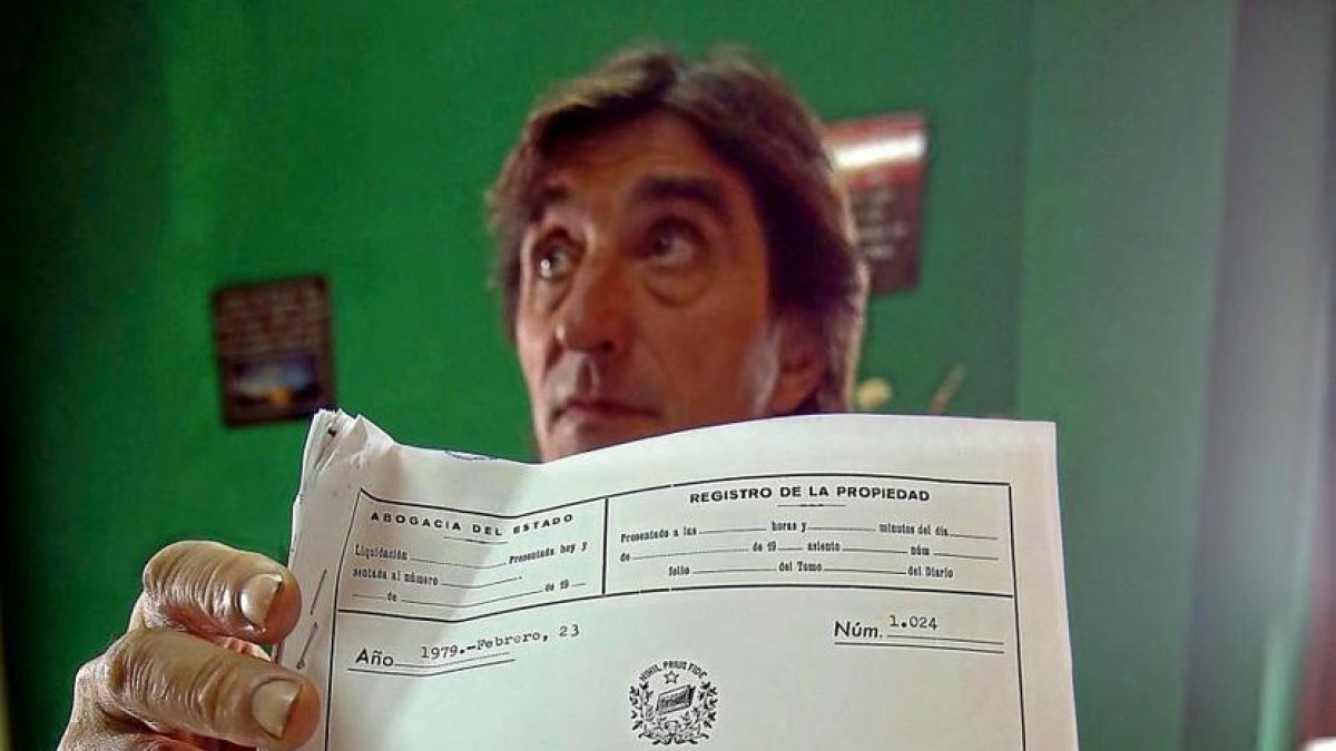 El alcalde, con el testamento.-ICAL