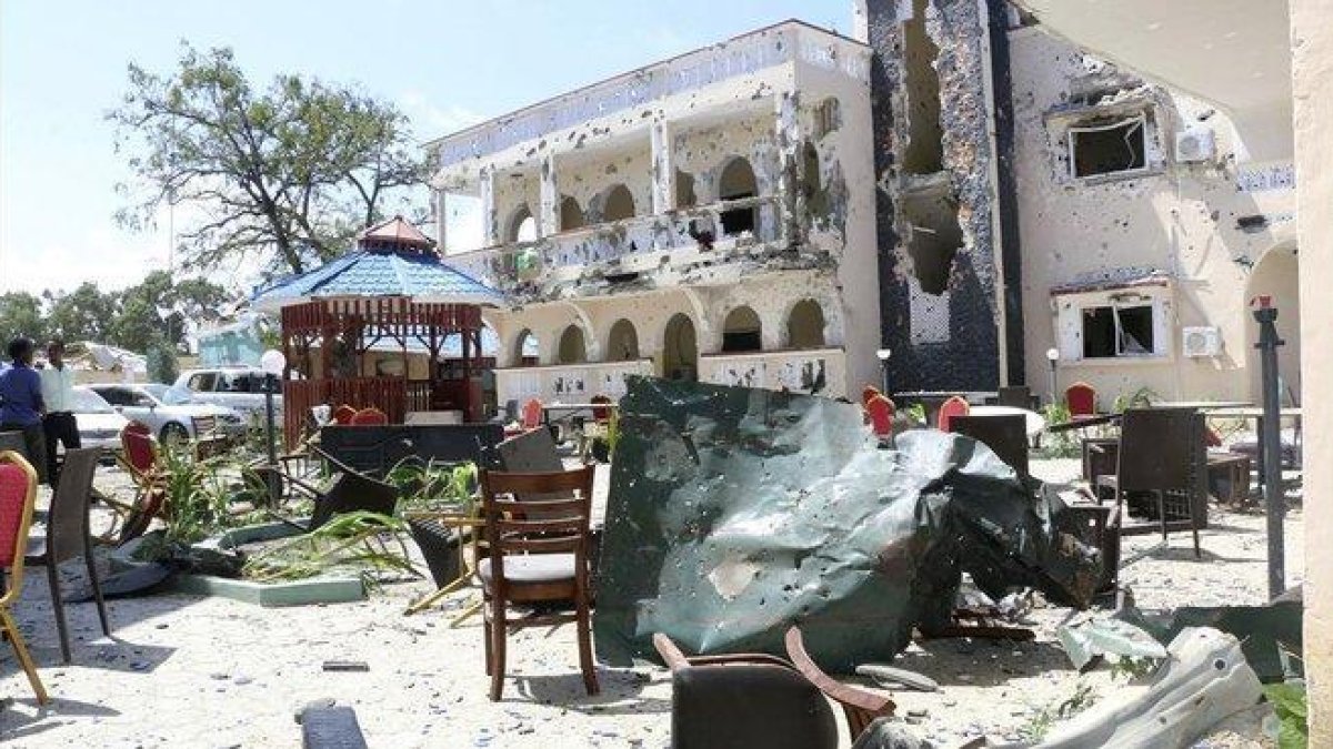 Vista del hotel tras el atentado.-AP