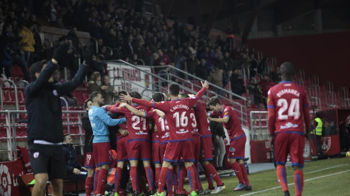 Los jugadores del CDNumancia festejan uno de los goles anotados el pasado jueves ante el Sevilla Atlético en el último partido de 2017.-MARIO TEJEDOR
