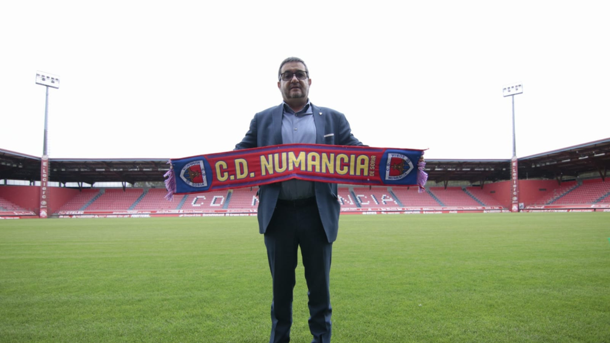 El presidente del Numancia, Santiago Morales, en el césped de Los Pajaritos. GONZALO MONTESEGURO