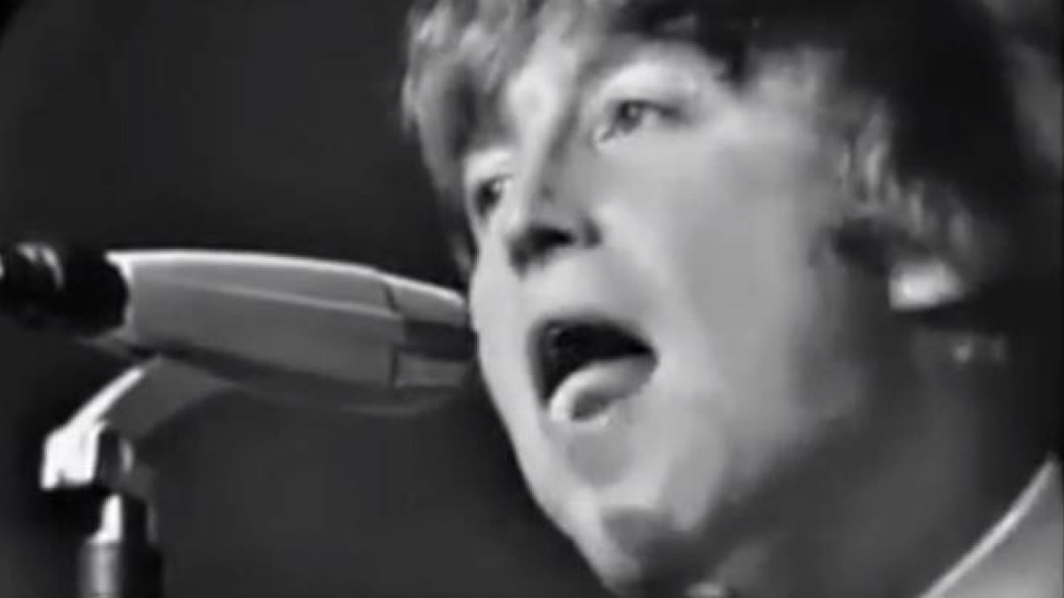 una grabación de los 60 muestra a John Lennon mofándose de los discapacitados durante una actuación de los Beatles.-YOUTUBE / REAL LIFE