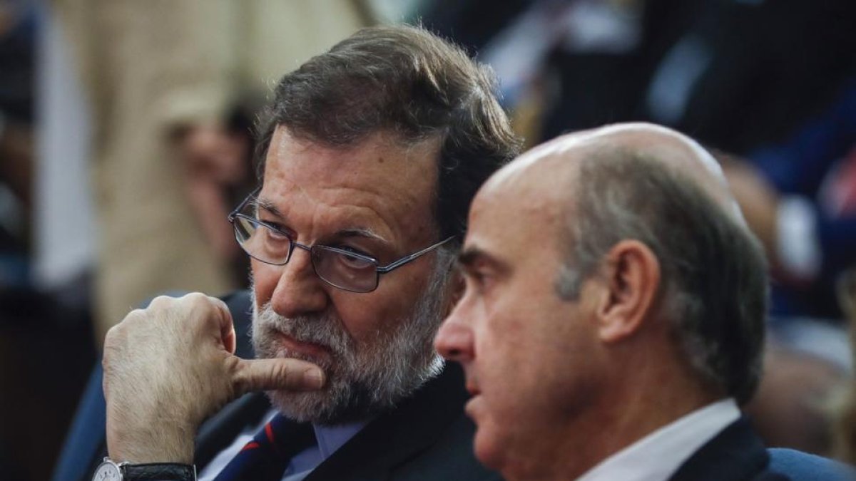 RAJOY INAUGURA LA JORNADA CRECIMIENTO EMPRESARIAL Y COMPETITIVIDAD El presidente del Gobierno, Mariano Rajoy, y el ministro de Economia y Competitividad, Luis de Guindos.-EMILIO NARANJO (EFE)