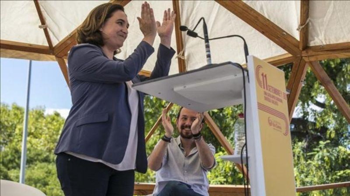 La alcaldesa de Barcelona, Ada Colau, este lunes junto a Pablo Iglesias en su acto con motivo de la Diada.-JOAN PUIG