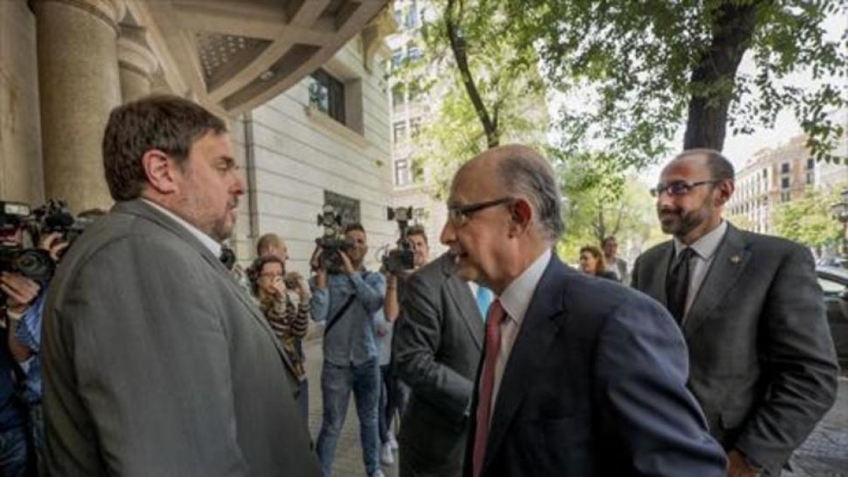 Oriol Junqueras y Cristóbal Montoro, a las puertas de la sede de Foment del Treball, el 23 de mayo del 2016.-RICARD FABRIQUE