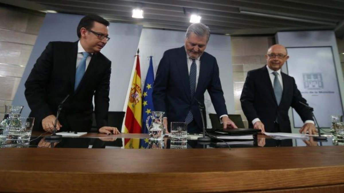 Rueda de prensa posterior a la reunión del Consejo de Ministros, con el ministro Portavoz, Mendez de Vigo, y los ministros Cristóbal Montoro y Román Escolano.-DAVID CASTRO