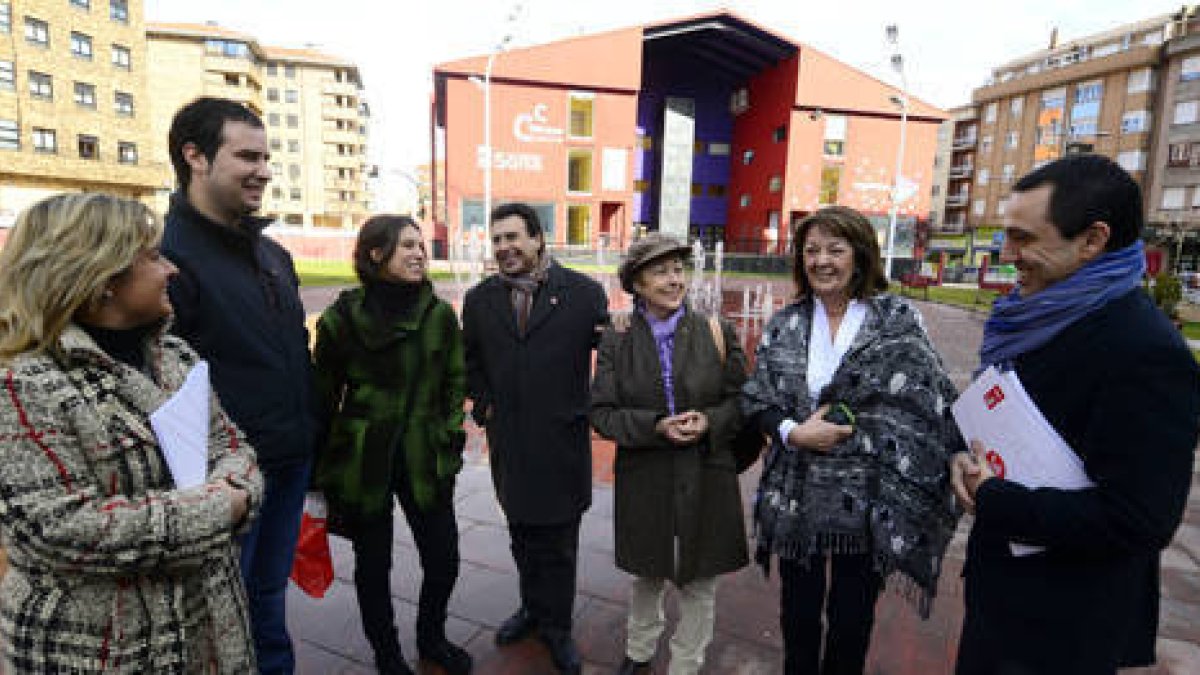 De izquierda a derecha, Esther Pérez, Ángel Hernández,Beatriz Talegón, Félix Lavilla, Eloísa Álvarez, Rosa Romero y Javier Muñoz, ayer en el Centro Bécquer. / ÁLVARO MARTÍNEZ-