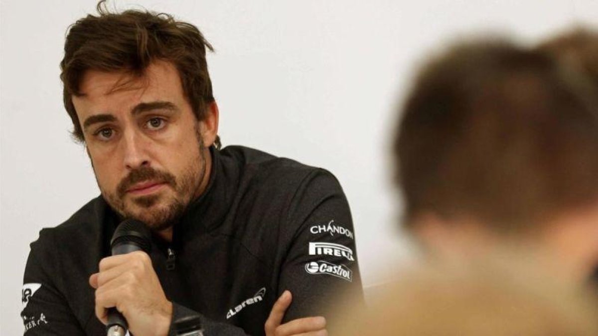 Fernando Alonso, hoy, en Montmeló, conversando con los periodistas.-EFE / TONI ALBIR