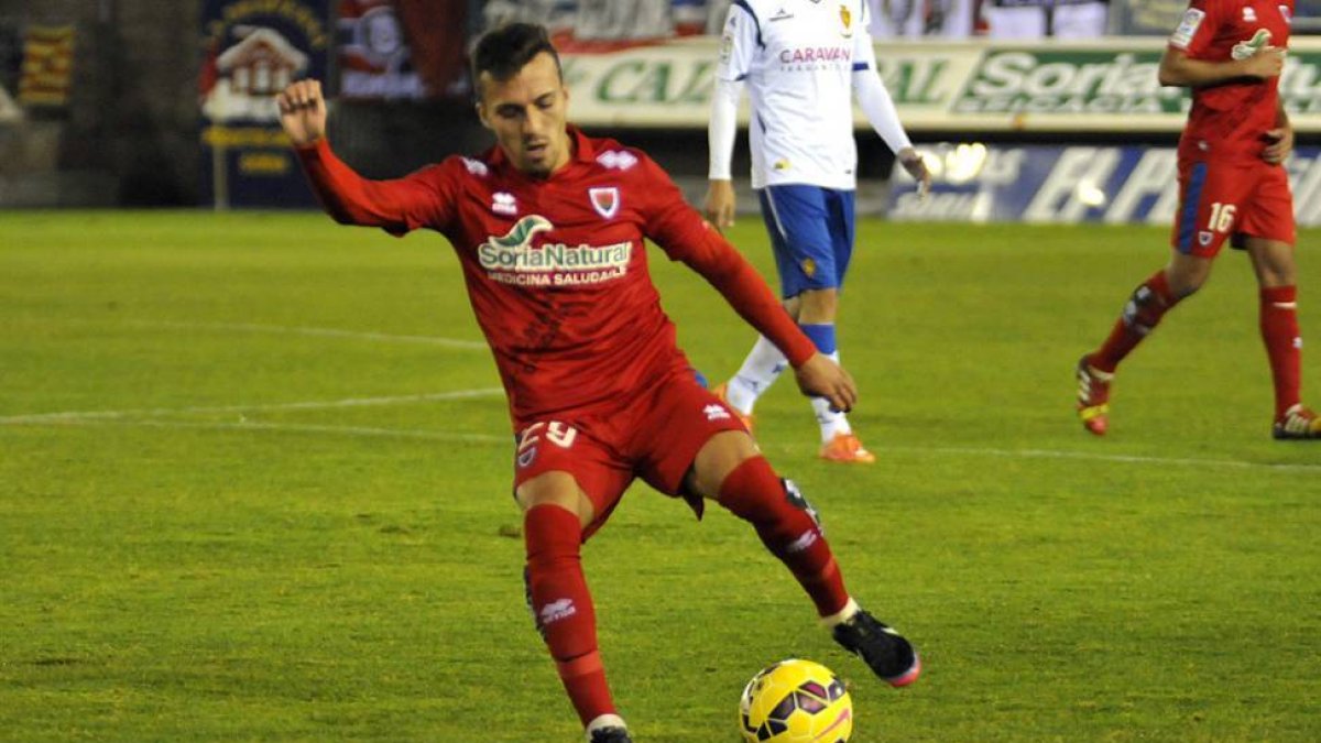 Luis Valcarce podría ocupar el lateral izquierdo ante el Alavés.-Diego Mayor