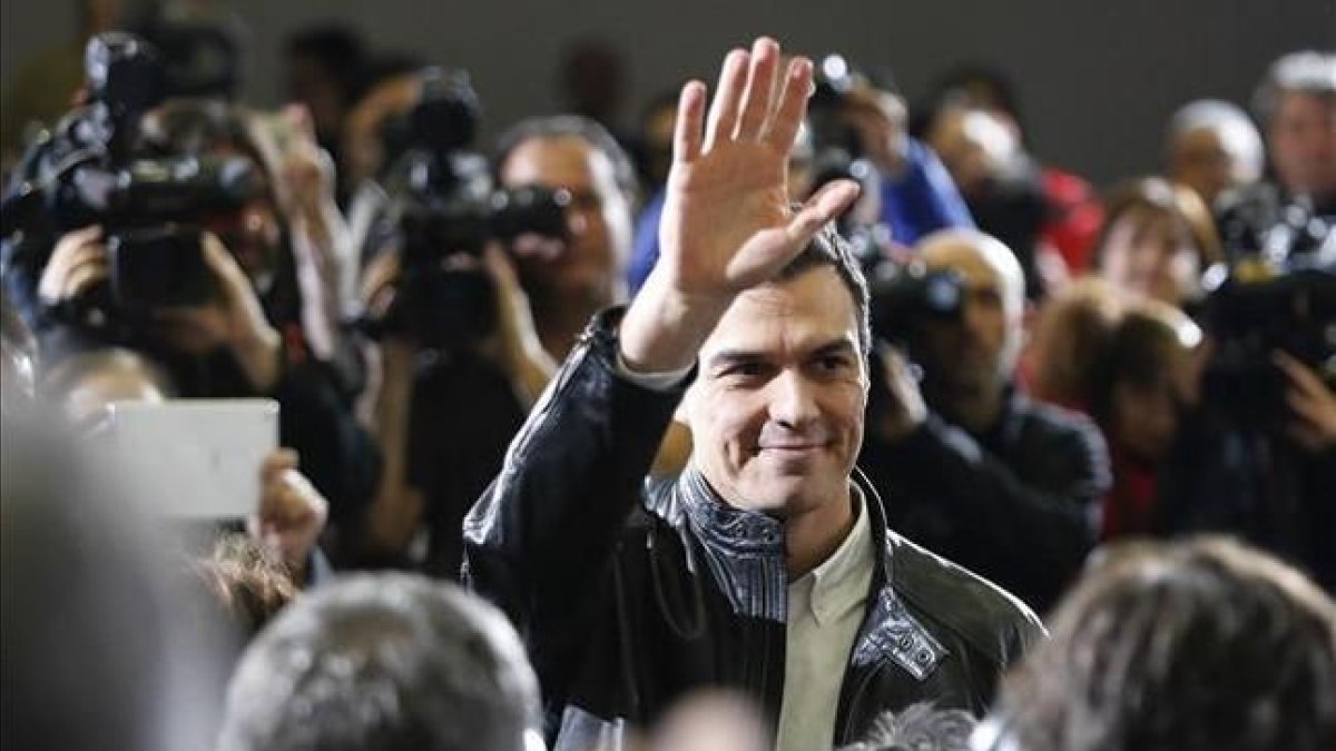 Pedro Sánchez, este viernes durante su encuentro con militantes en Alcalá de Henares.-JUAN MANUEL PRATS