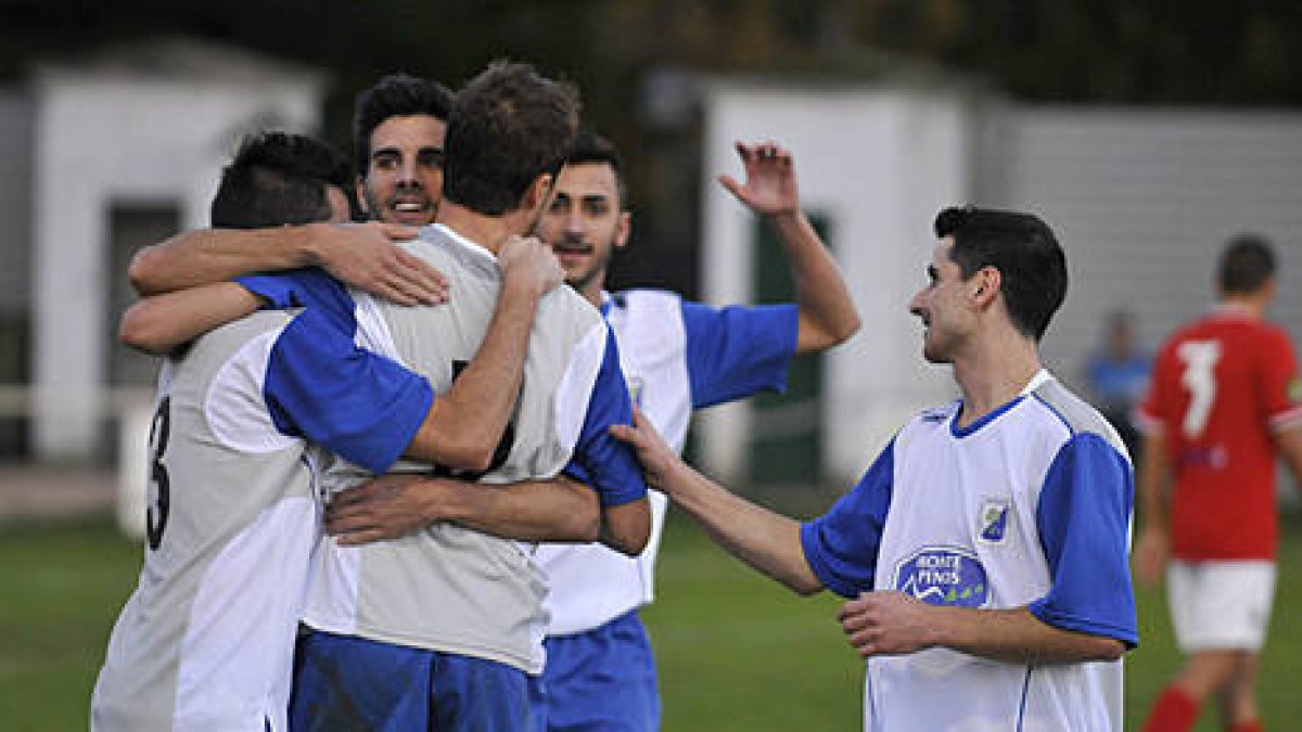 El Almazán goleaba ayer al conjunto salmantino. / Diego Mayor-