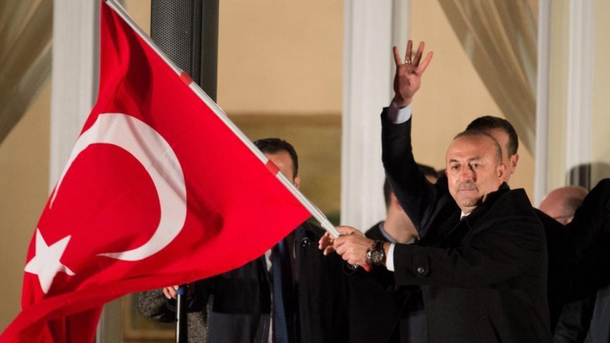 El ministro Çavusoglu, durante el acto en la residencia del cónsul turco en Hamburgo, el 7 de marzo del 2017.-DANIEL REINHARDT