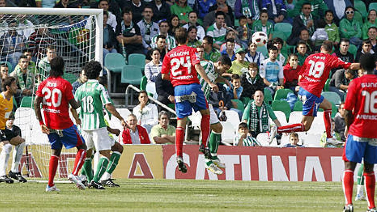 El Numancia plantó cara al Betis en la primera parte. / ÁREA 11-