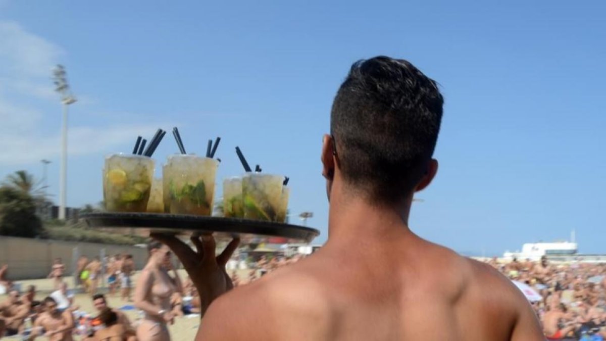 Un camarero en un chiringuito de la playa de la Mar Bella de Barcelona.-MÓNICA TUDELA