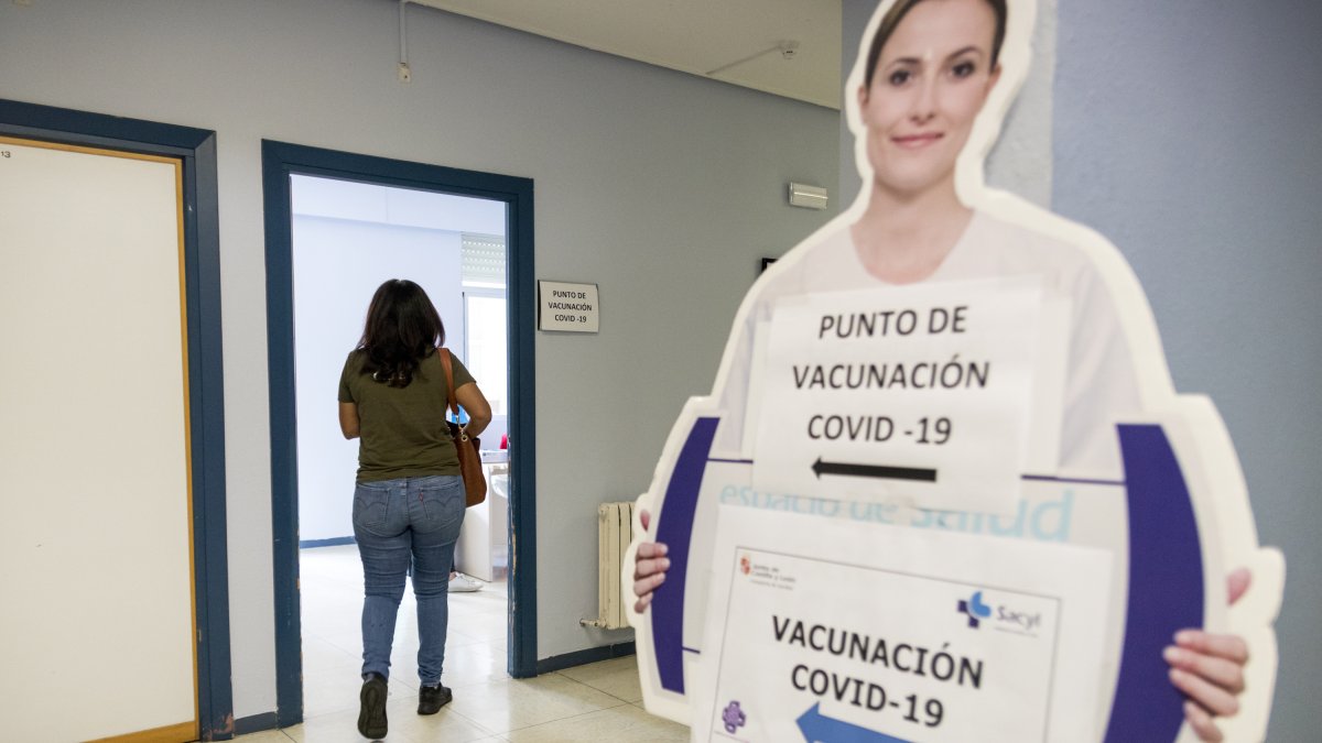 Punto de vacunación en el Hospital Virgen del Mirón. GONZALO MONTESEGURO
