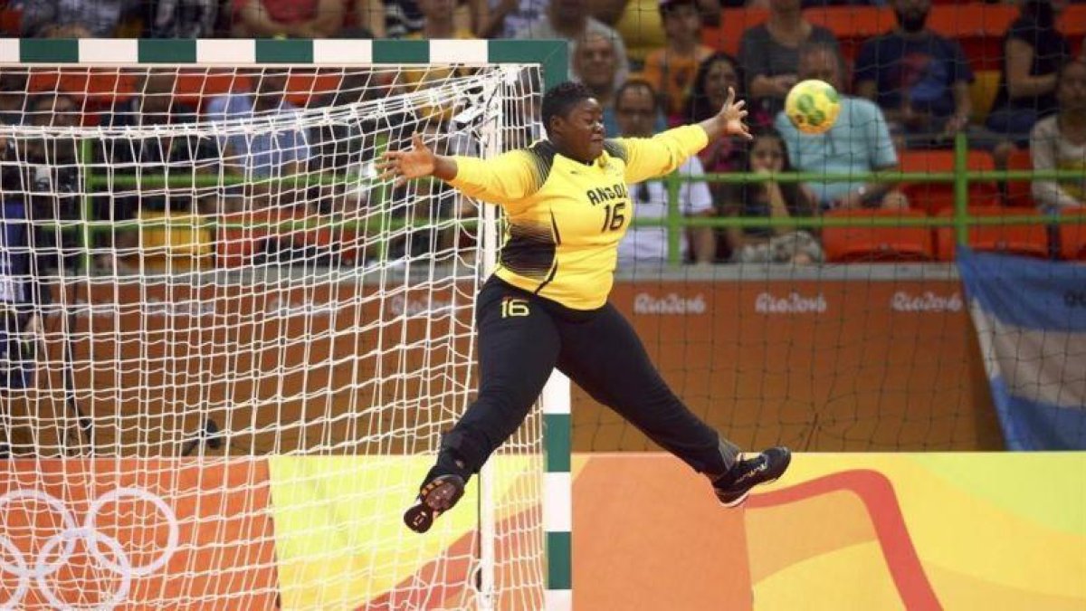 Teresa Almeida, 'Bá', en acción durante el partido de Angola contra Rumanía.-REUTERS / MARKO DJURICA