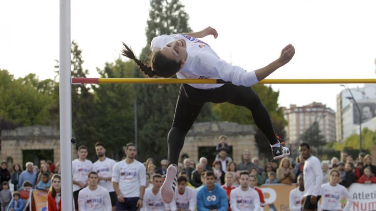 Carmen Romero durante la exhibición de salto de altura.-DIEGO MAYOR