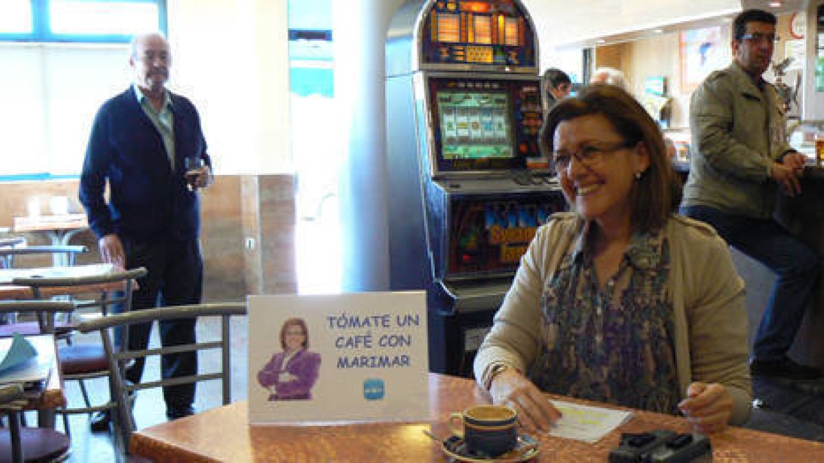 Marimar Angulo en su primer ‘café oficial’ donde se comprometió a escuchar las inquietudes de los vecinos de Soria. / PEDRO CALAVIA-
