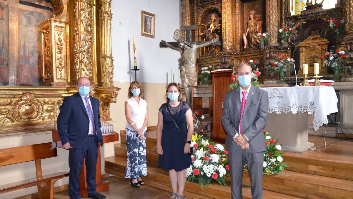 Miembros de la corporación, con mascarillas y manteniendo la distancia de seguridad.-R. FERNÁNDEZ