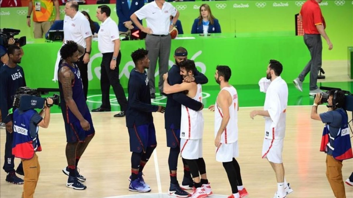 El pívot estadounidense Demarcus Cousins abraza a Ricky Rubio a la conclusión de la semifinal del baloncesto-EMMANUEL DUNAND / AFP