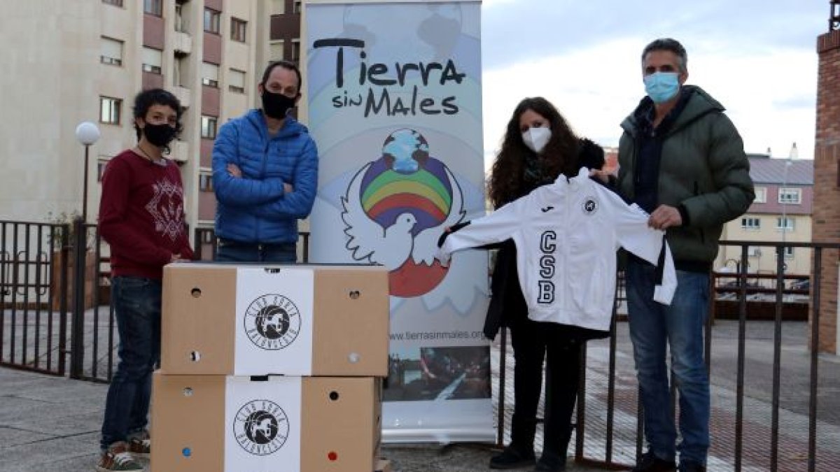 Entrega de las donaciones de material deportiva a la ONG Tierra sin Males. HDS