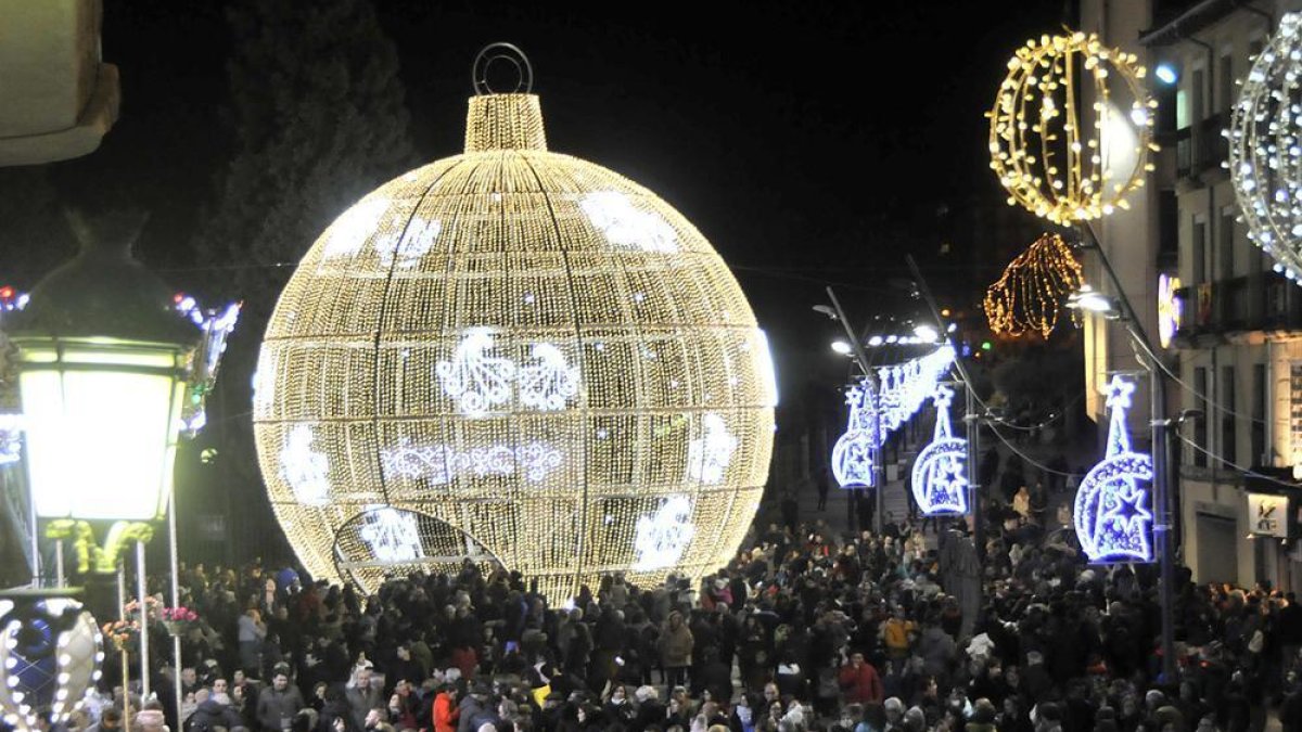 La gran bola luminosa de Mariano Granados en las pasadas Navidades.-Valentín Guisande
