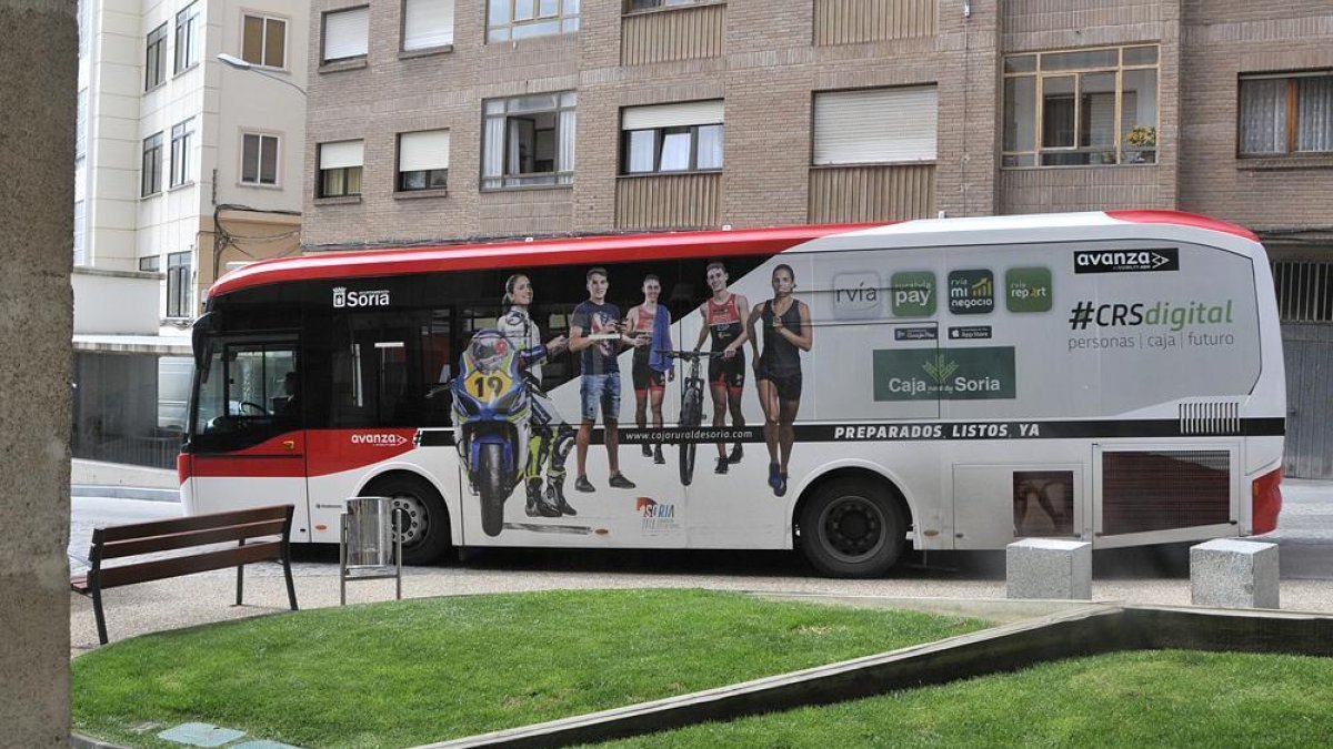 El autobús urbano en la calle Doctrina.-Valentín Guisande