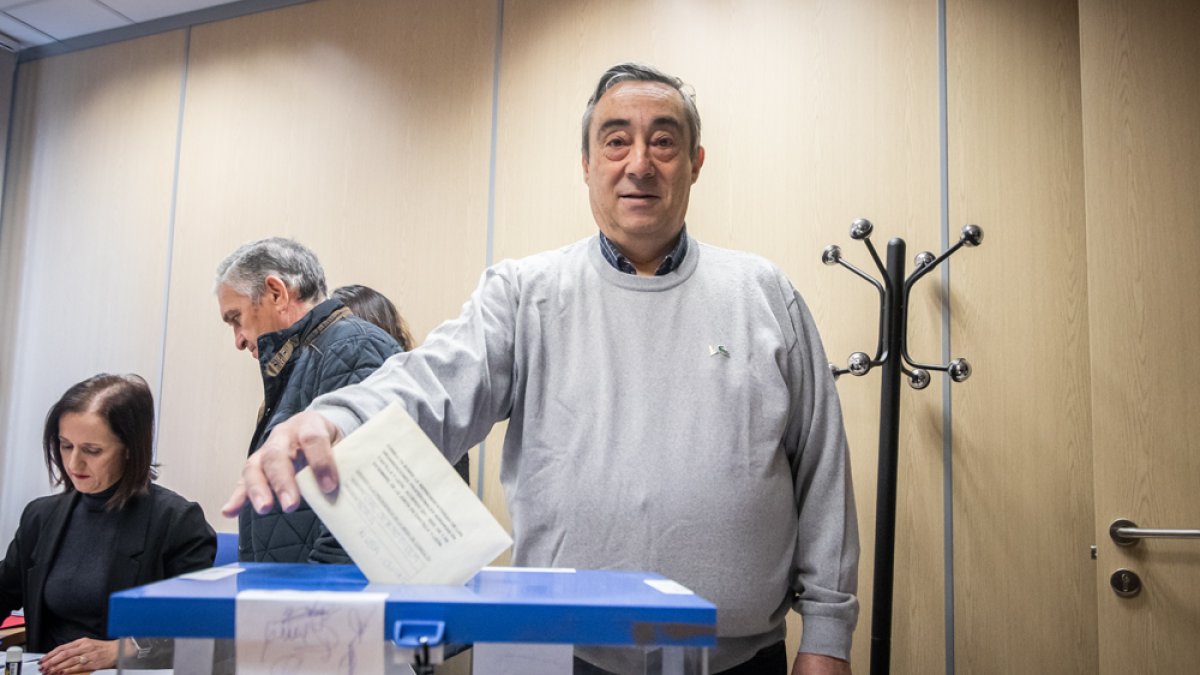 El presidente de Asaja Soria, Carmelo Gómez, vota en la Junta.