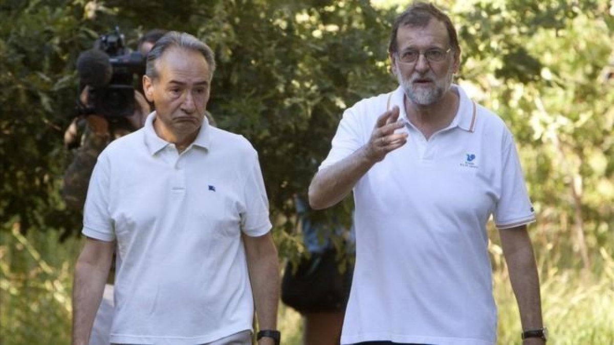 Mariano Rajoy pasea junto a José Benito Suarez, en Ribaduimia.-EFE/ SALVADOR SAS