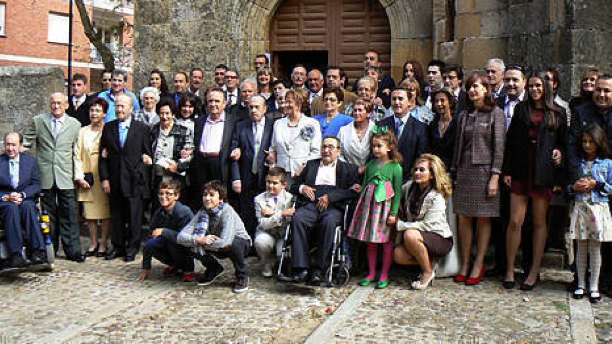 Una imagen de las parejas y sus familiares-