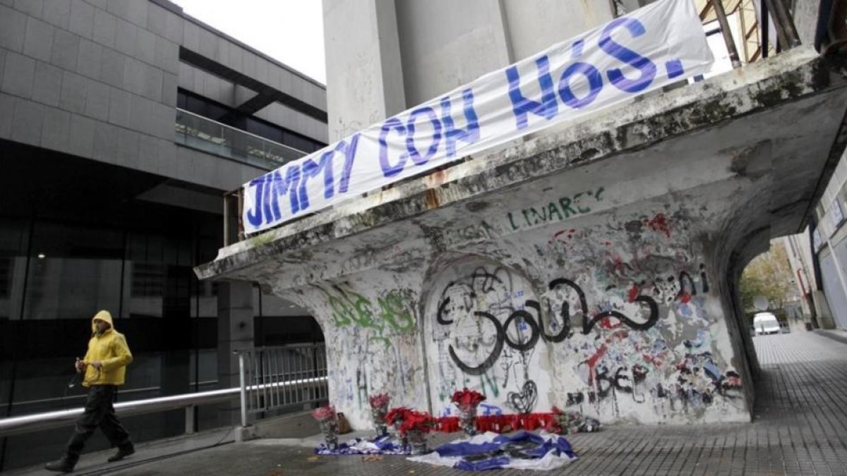 Velas, banderas y flores bajo una pancarta con el lema 'Jimmy con nosotros', colocada en el exterior del estadio de Riazor.-EFE / CABALAR