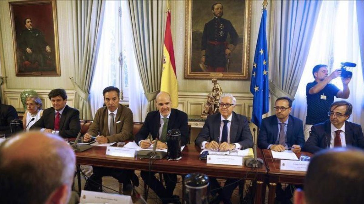 El secretario de Estado de Función Pública, José Antonio Benedicto, con los sindicatos representativos en la mesa de la Administración General del Estado en julio del 2018.-EFE / J P GANDUL