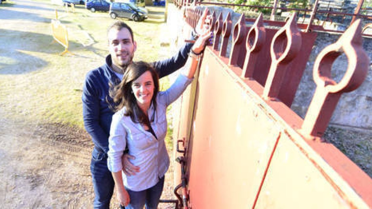 Beatriz y Óscar en uno de sus lugares preferidos de San Juan, Valonsadero. / VALENTÍN GUISANDE-