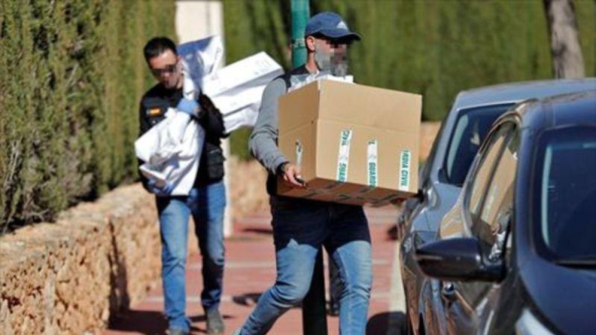 La Guardia Civil, durante la detención de Semedo en València.-EFE / MANUEL BRUQUE