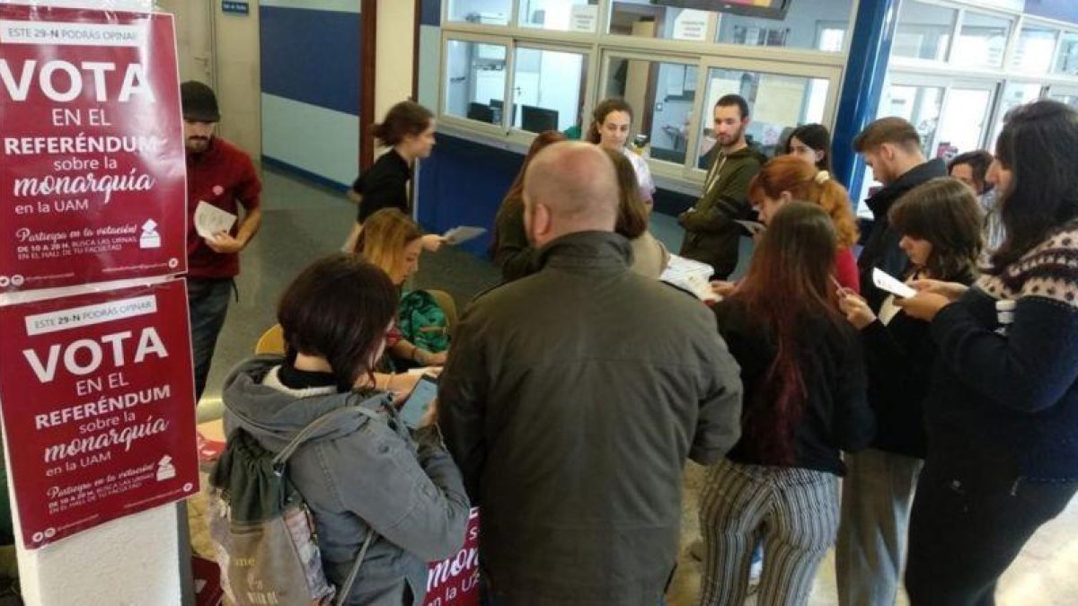 Una de las mesas de votación del referéndum sobre la Monarquía en la Universidad Autónoma de Madrid-MARTA CASANOVA