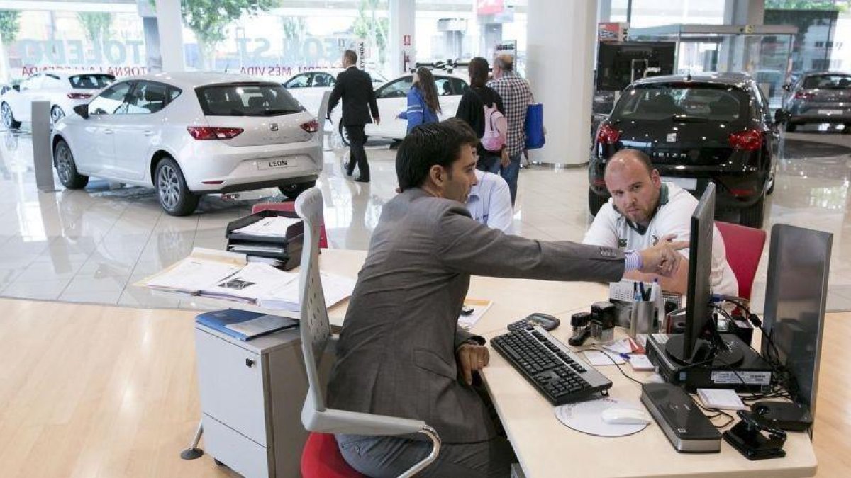 Un cliente de un concesionario de coches pide información.-EL PERIÓDICO