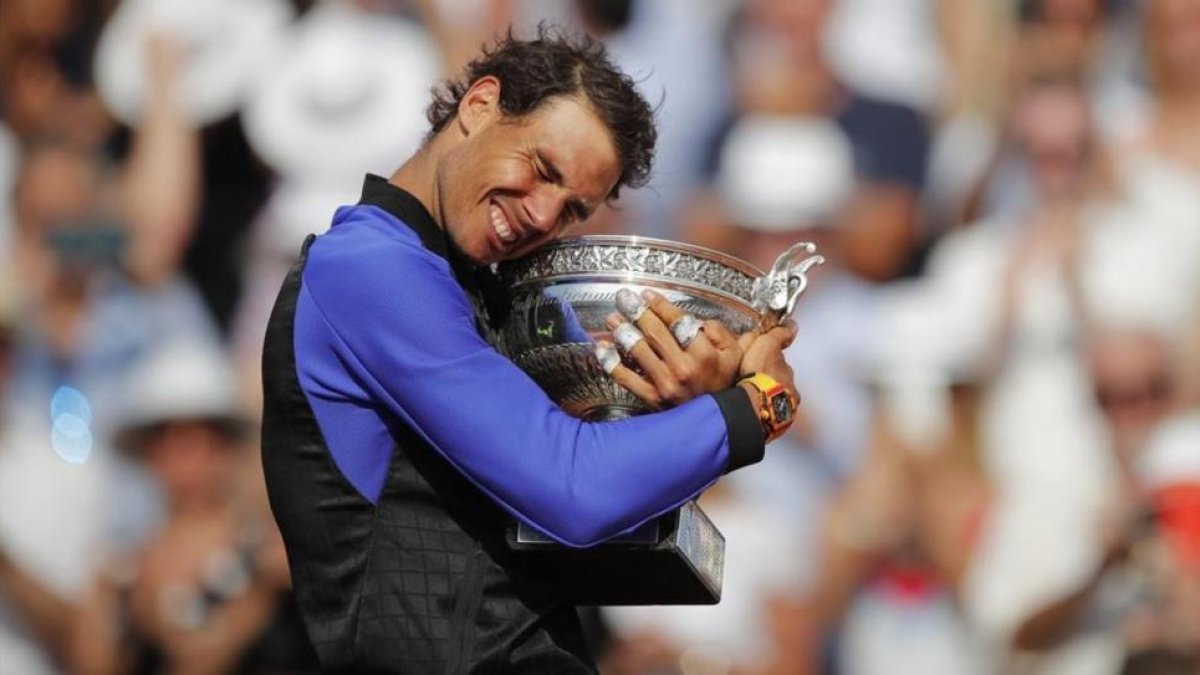 Nadal abraza su décima Copa de los mosqueteros en París.-CHRISTPOHE ENA