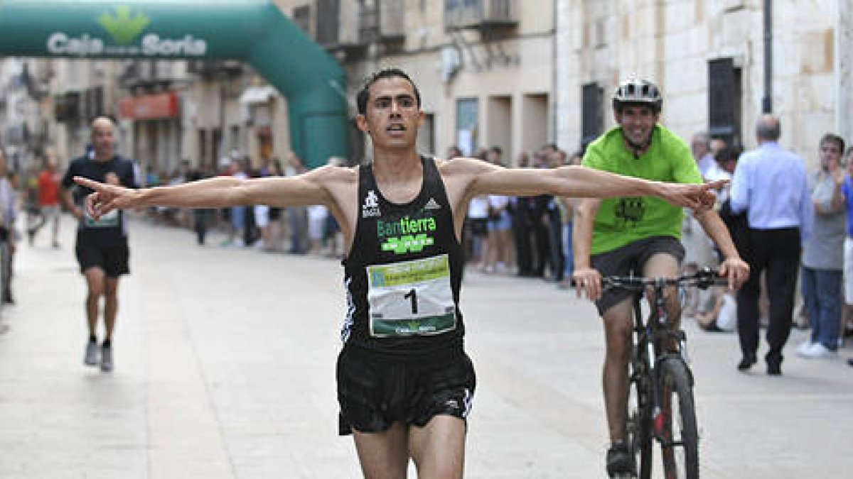 Aitaddi en el momento de cruzar la línea de meta como ganador de la prueba. / Valentín Guisande-