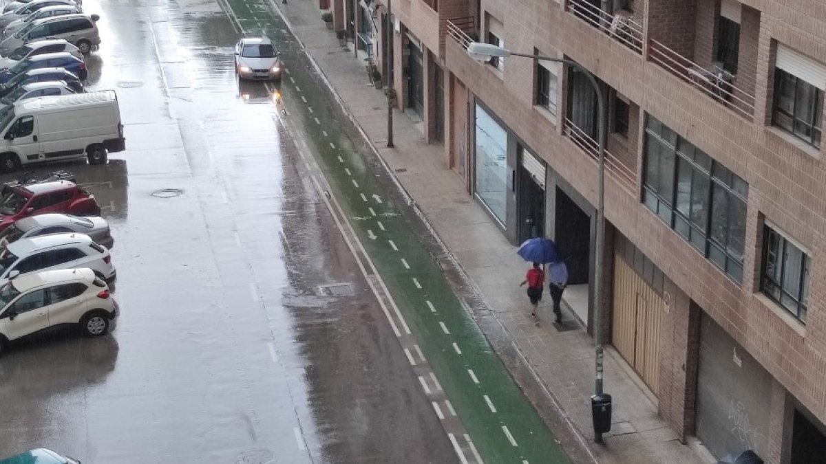 Viandantes con paraguas en una calle de Soria. HDS