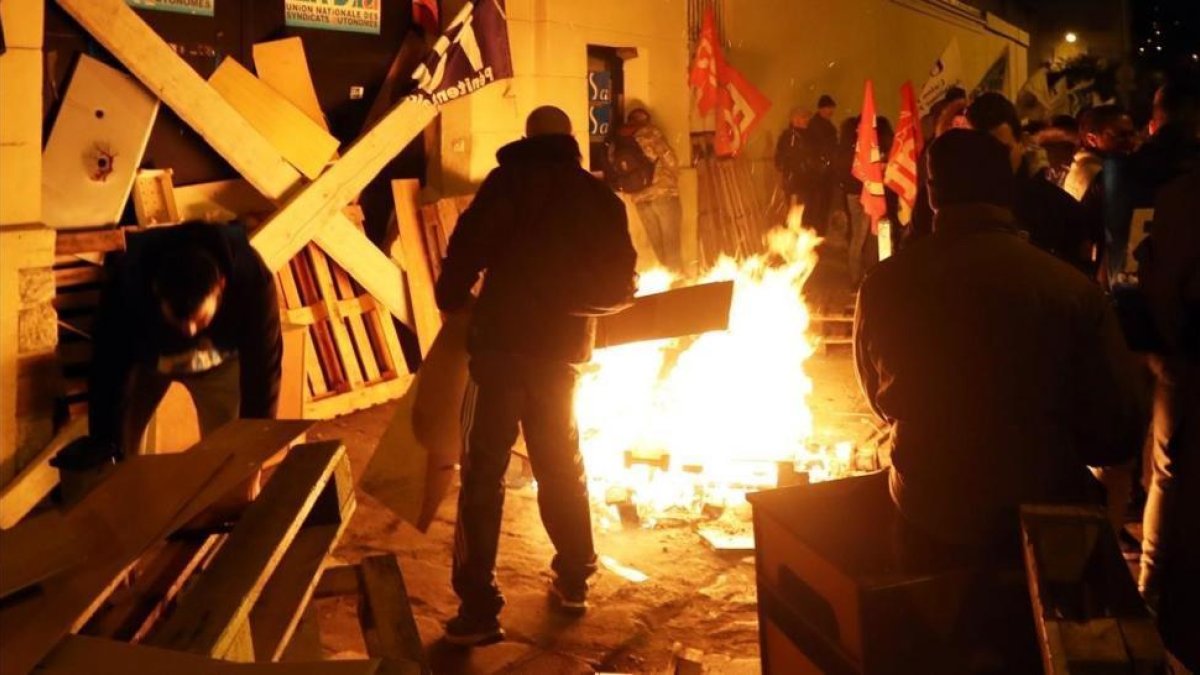 Los funcionarios de la prisión de Niza han pasado la noche ante el centro penitenciario.-/ VALERY HACHE (AFP)