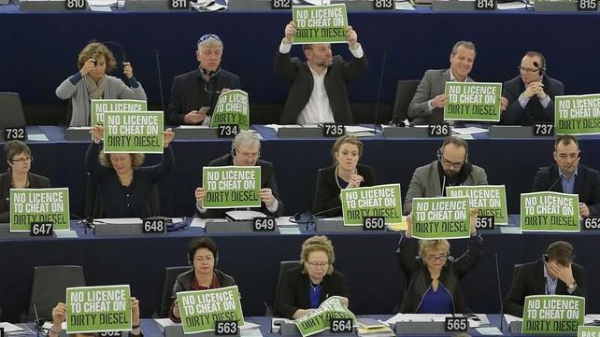 Protesta de los ecologistas contra el nuevo sistema de control de emisiones, este miércoles en la Eurocámara.-VINCENT KESSLER
