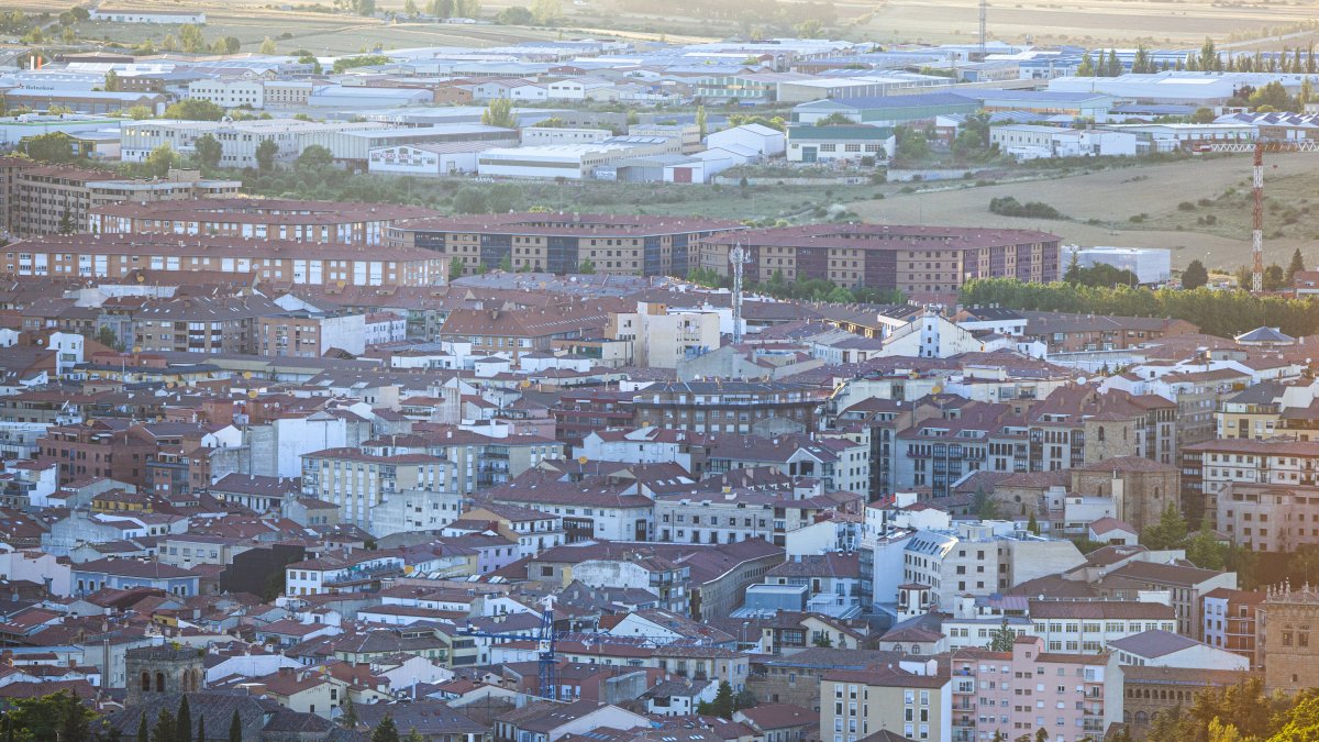Vista de la capital con el polígono de Las Casas al fondo. MARIO TEJEDOR