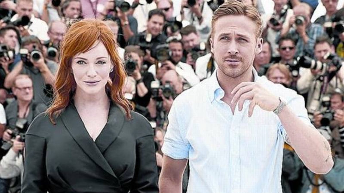 ROTUNDA 3La actriz Christina Hendricks, caracterizada como Joan Holloway de 'Mad men', en la silueta. A la izquierda, con Ryan Gosling, presentando 'Lost river' en Cannes.-