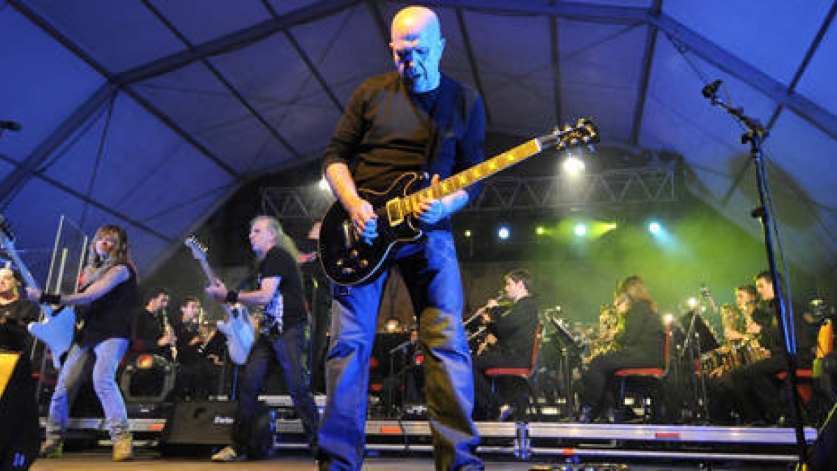 El concierto de Barón Rojo con la Banda de Música. / ÚRSULA SIERRA-