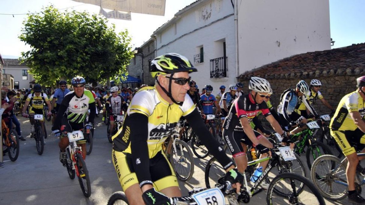 Salida de la prueba de la Ruta de las Icnitas desde Villar del Río.-ASOCIACIÓN CULTURAL LA PESETA Y EL ROSCO