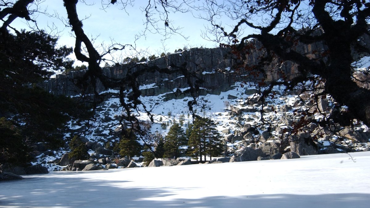 La Laguna Negra es uno de los principales reclamos en invierno. MARIO TEJEDOR