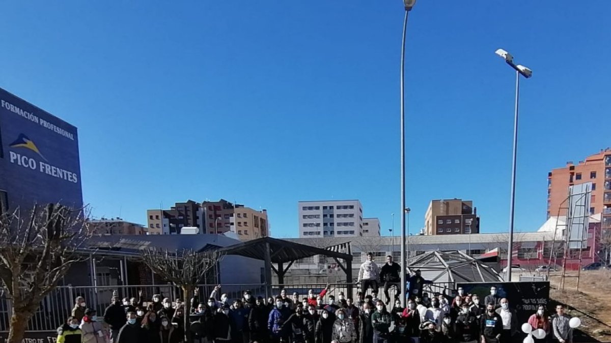 Participantes en la carrera solidaria del CIFP Pico Frentes junto al nuevo logotipo del centro. HDS