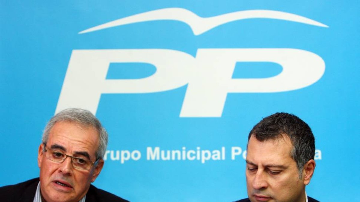 Los portavoces del Grupo Popular en el Ayuntamiento de Ponferrada, Juan Elicio Fierro (I), y Reinér Cortés (D), durante la rueda de prensa de esta mañana en el despacho municipal-Ical